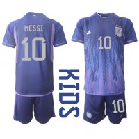 Billiga Argentina Lionel Messi #10 Barnkläder Borta fotbollskläder till baby VM 2022 Kortärmad (+ Korta byxor)